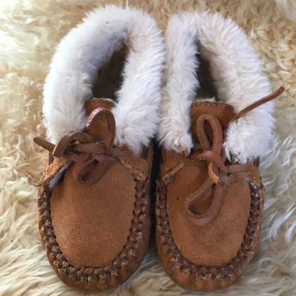 Minnetonka Other - Minnetonka suede toddler sz 8 aux fur moccasinsf